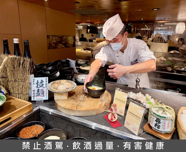 現點拉麵檯推出「宮城縣黑蒜烏骨雞湯拉麵」。莊偉祺攝