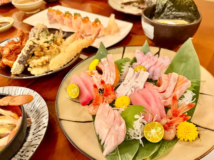 「彩日本料理」可一次吃到生魚片、天婦羅炸物等料理。莊偉祺攝