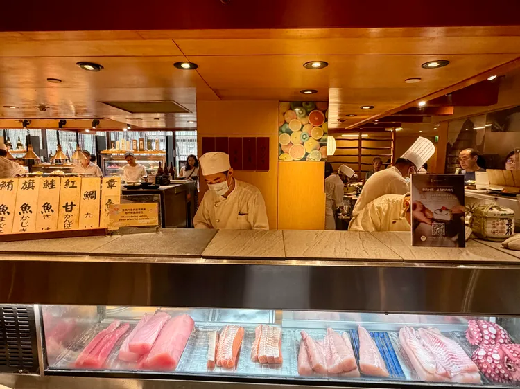 「彩日本料理」生魚片及手捲區。莊偉祺攝