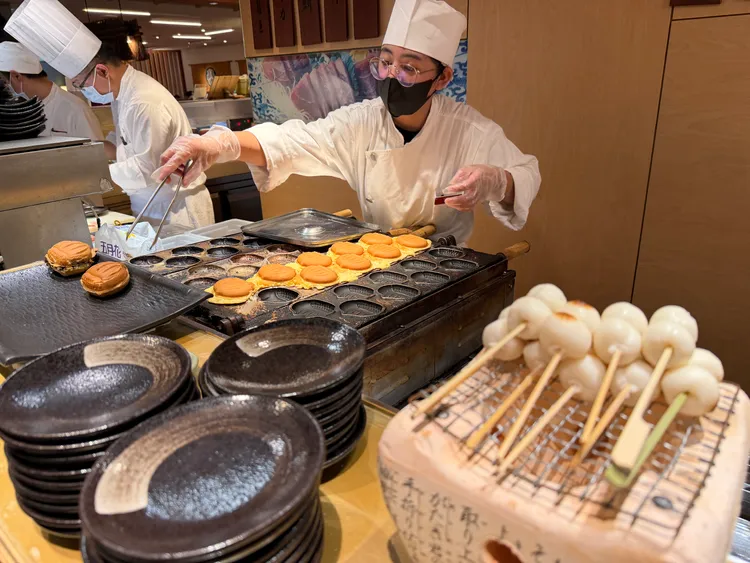 「彩日本料理」甜點餐檯有日式今川燒（紅豆/卡士達）、現烤糰子等餐點無限供應。莊偉祺攝