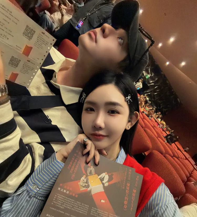 許允樂與李玉璽到台中看舞台劇慶生。翻攝許允樂臉書