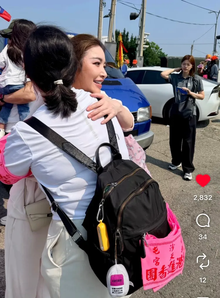 許維恩與熱情民眾擁抱。翻攝自許維恩IG