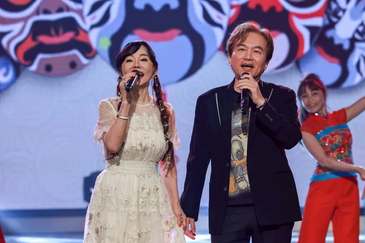 孫鵬（右）、狄鶯合唱。民視提供