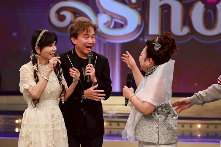 白冰冰（右起）訪孫鵬、狄鶯。民視提供