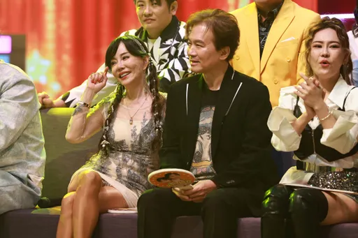 合體！狄鶯邊唱邊「撞」　孫鵬錄影到一半喊老婆「跪下」