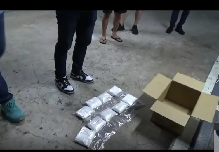 警方在廢棄車輛中查出3公斤以上的海洛因。翻攝畫面