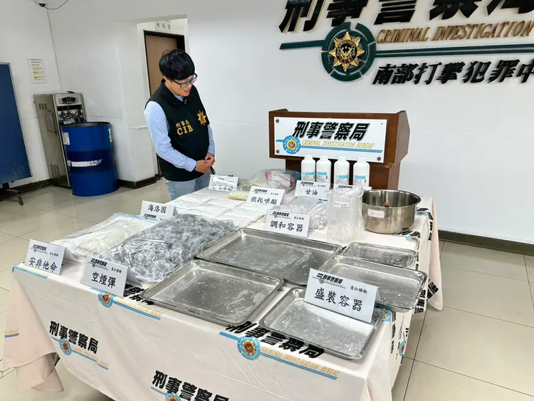 警方查獲贓海洛因、依托咪酯粉末、及大麻油2罐、分裝工具及添加物一批。翻攝畫面