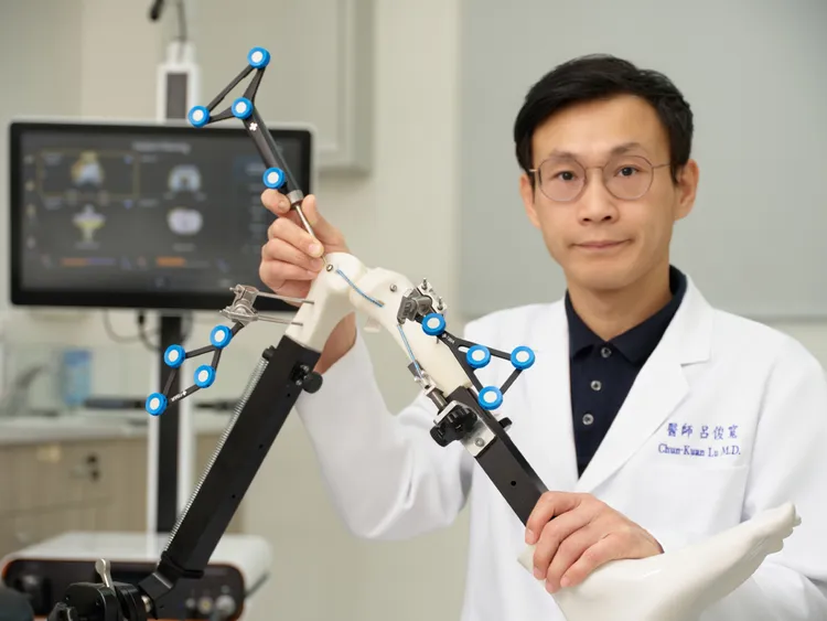 可立AI骨科機器人協助醫師在術中盡可能保留原生軟組織，進而降低術中出血量，也有助減輕術後疼痛與不適感。