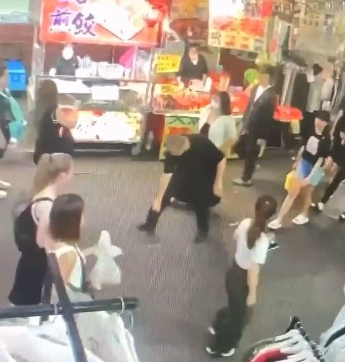 市警六分局長周俊銘噴灑辣椒水畫面曝光。警方提供