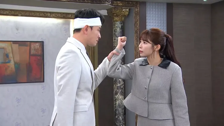 林萱瑜（右）戲裡被老公陳謙文暴力對待。三立提供