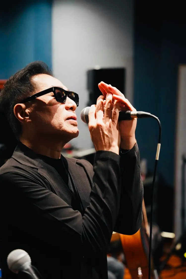 文章反覆確認細節，展現對舞台一貫的高標準與執著。川合音樂提供