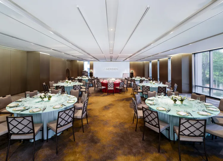 台北寒舍艾美酒店宴會廳2樓軒轅廳廳斥資百萬打造236吋LED顯示螢幕。業者提供