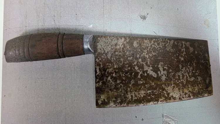 竹北家長上週四經歷恐慌的一天，警方獲報後迅速逮人送辦，並查扣所持的菜刀。翻攝畫面