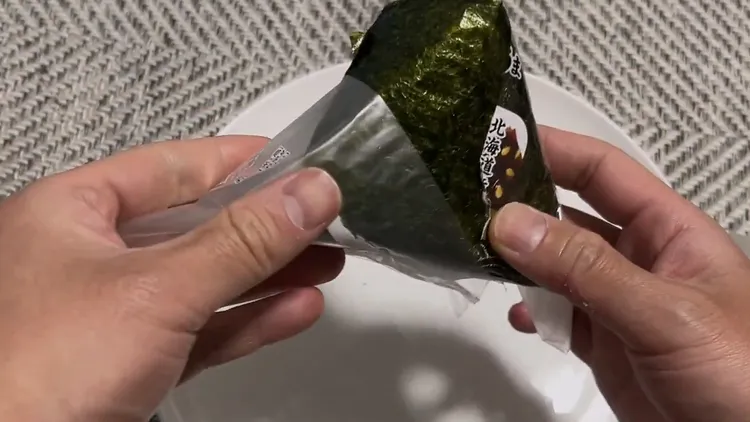 拉開側邊後是關鍵，把它翻轉再套回飯糰。翻攝自dydt X