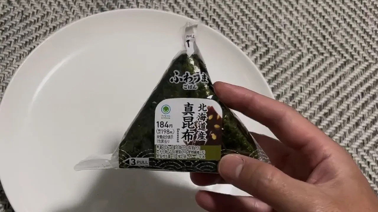 這樣拆超商三角飯糰「免碰海苔不髒手」　日網友教學吸870萬瀏覽