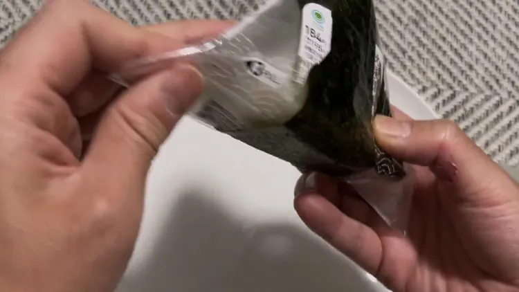 第二步是拉開側邊包裝。翻攝自dydt X