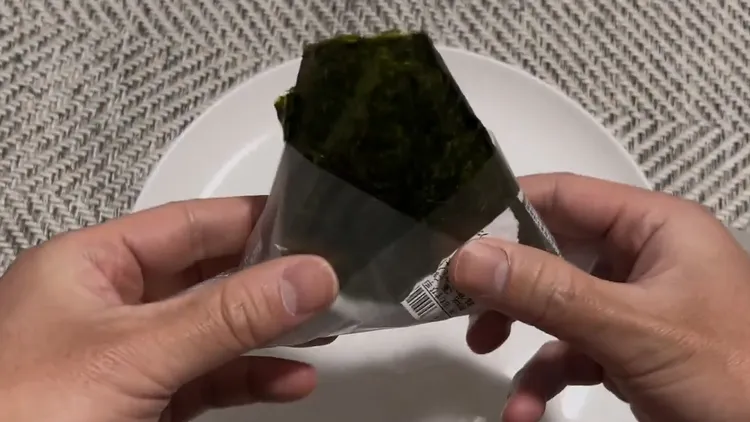 另一邊也是同樣做法，就能握著包裝吃三角飯糰了。翻攝自dydt X