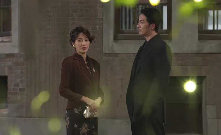 黃瑄(左)和張雁名敘舊。台視提供