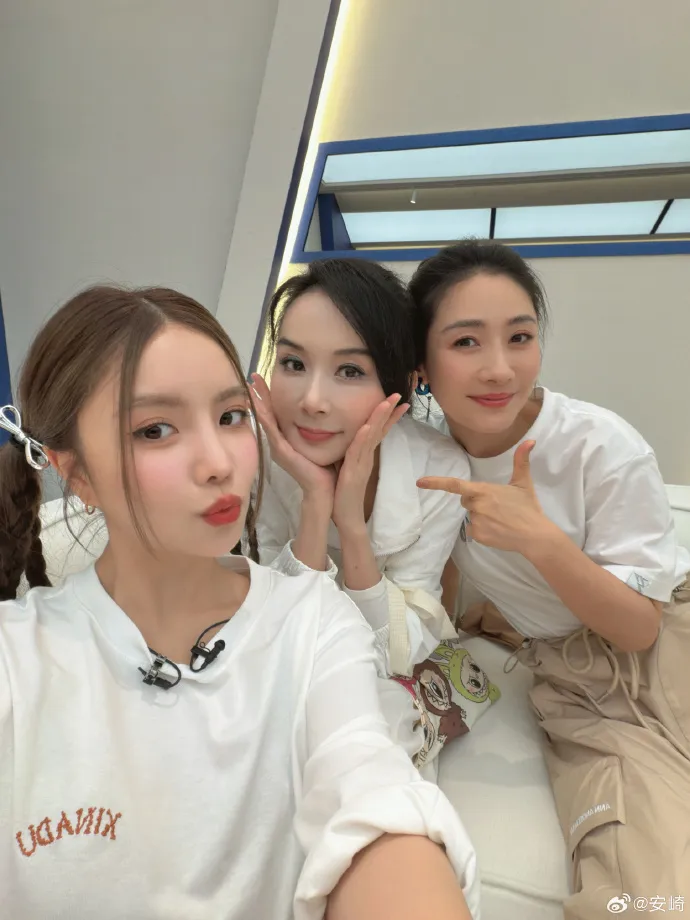 安崎（左起）、蕭薔、陶昕然同組培養出好感情。翻攝安崎微博