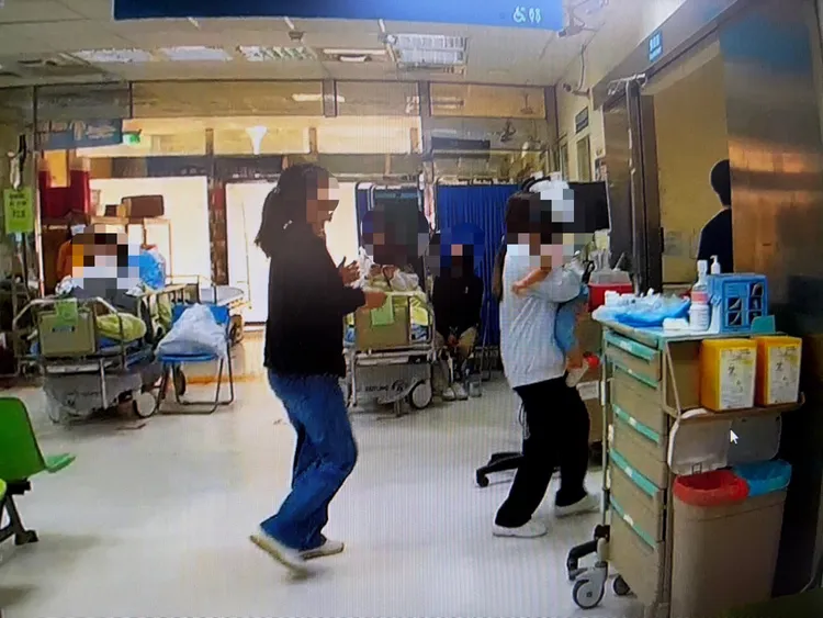 高雄保大特警遇幼童高燒，緊急協助就醫。翻攝畫面