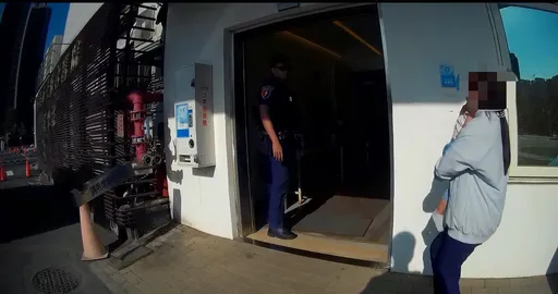 週歲女童高燒抽搐！母急攔警求援　高市特警尖峰快遞