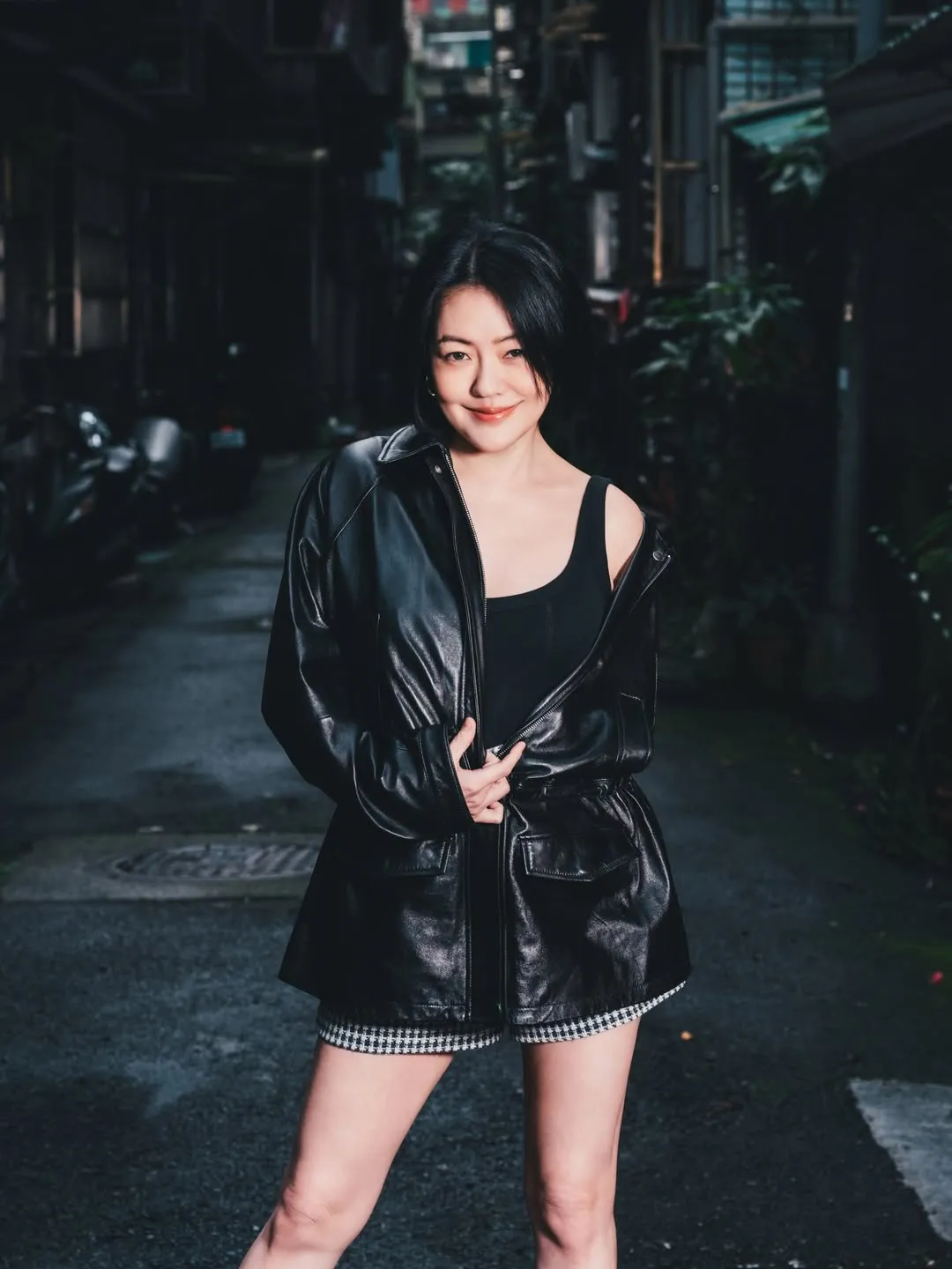 小S換上SANDRO黑色皮革外套混搭千鳥格紋短褲。品牌提供