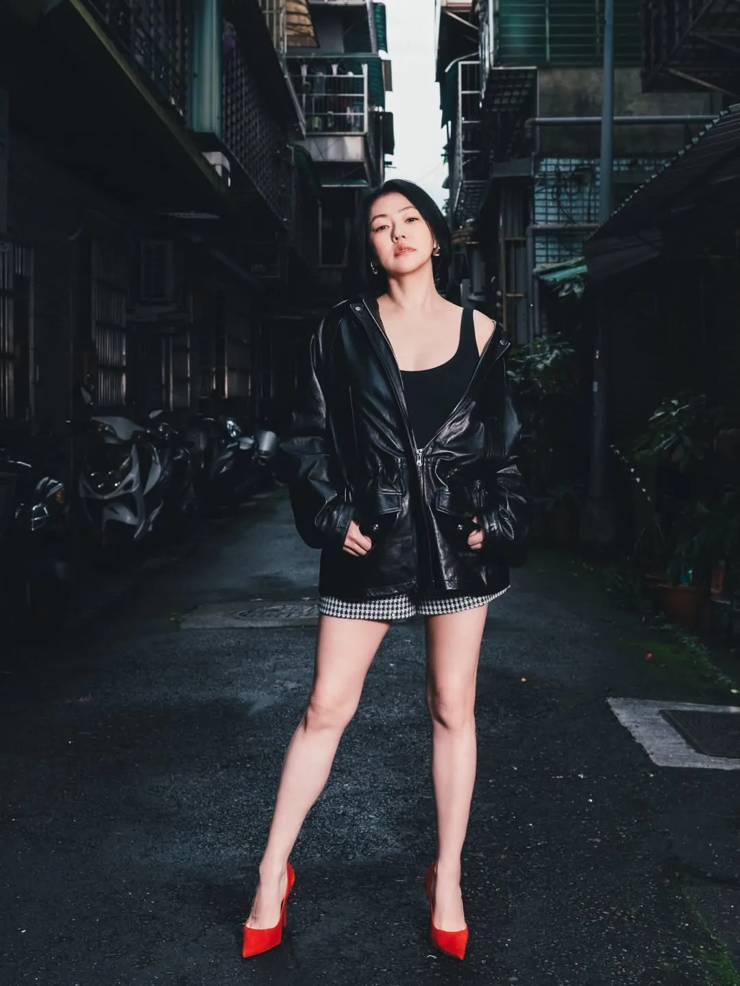 小S踩上紅色高跟鞋超霸氣。品牌提供