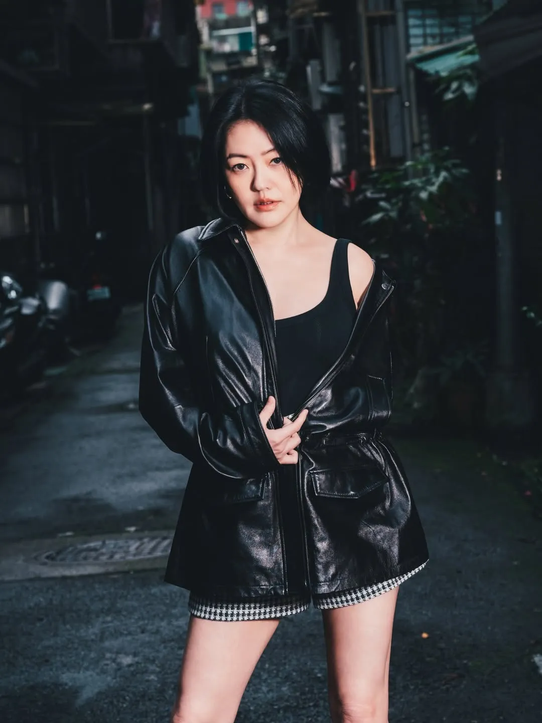 小S在最新街頭大片中擺出熟悉的大明星氣場。品牌提供