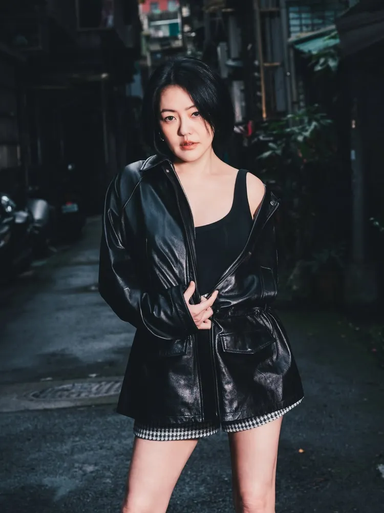 小S在最新街頭大片中擺出熟悉的大明星氣場。品牌提供