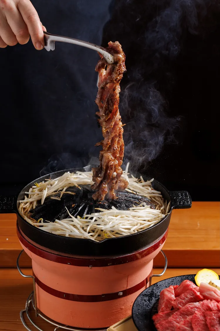 和庵於開幕期間推出人氣單品「蔥鹽和牛肋條」100g僅需198元的優惠。豊漁餐飲集團提供