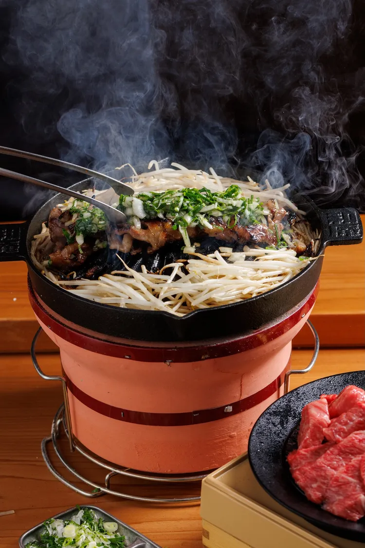 油花豐潤的牛肋條充分入味，搭配清爽蔥鹽提香解膩。豊漁餐飲集團提供