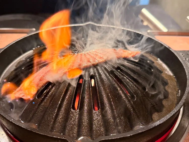 和庵採用北海道成吉思汗燒肉的圓頂鑄鐵鍋，以和牛油脂潤鍋。陳揚盛攝