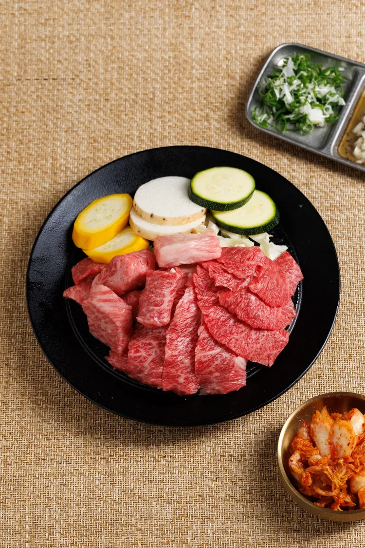 「A5和牛拼盤套餐」每日精選多種頂級和牛部位。豊漁餐飲集團提供