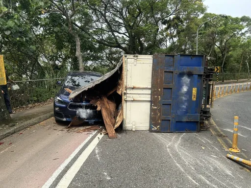 煞車失靈釀禍！貨車下坡失控翻覆　連撞兩車釀3傷