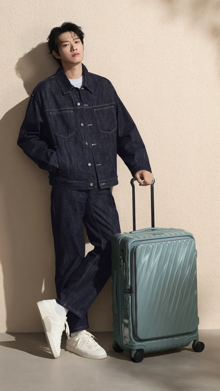 TUMI亞太區品牌大使魏大勛演繹全新前開式可擴展行李箱。品牌提供