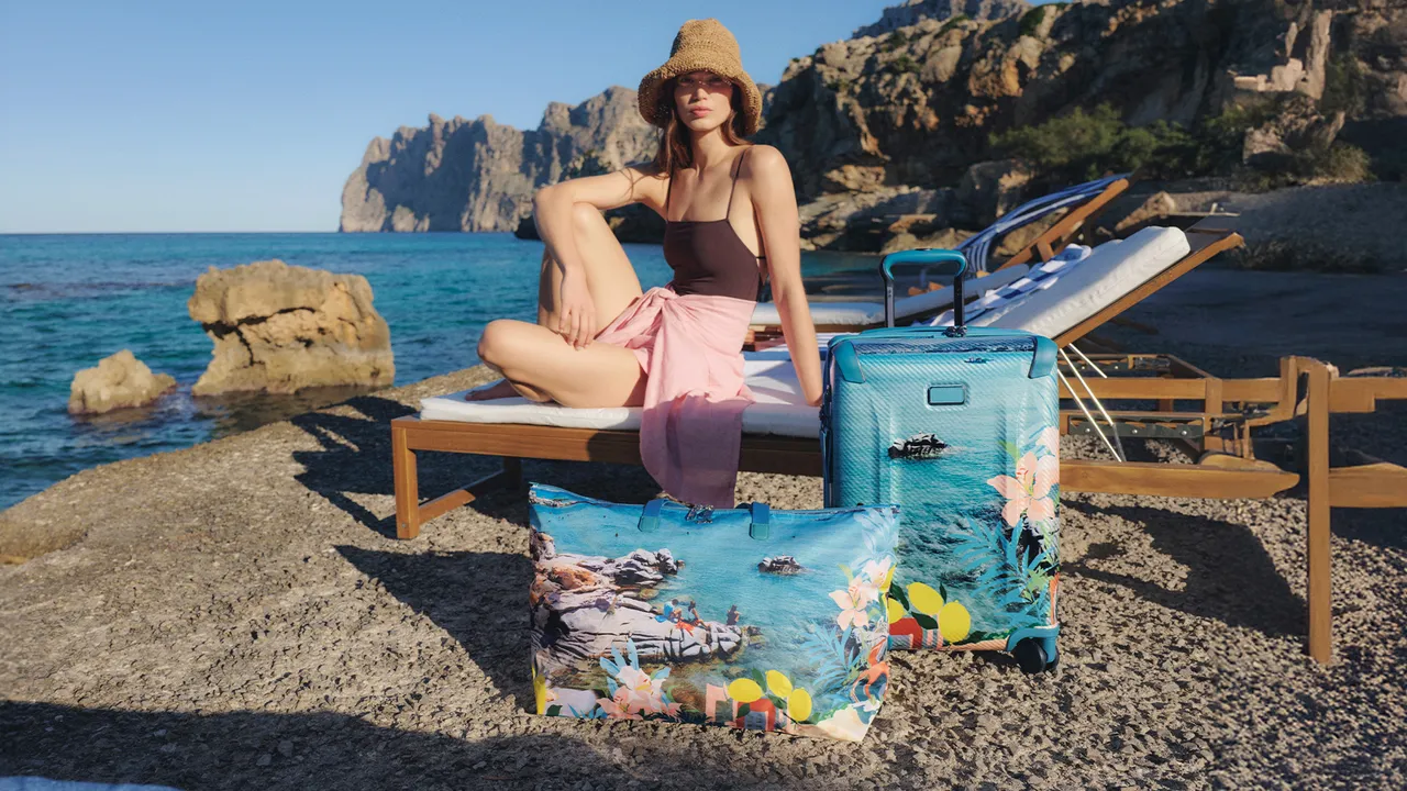 TUMI本次同步發表地中海印花膠囊系列。品牌提供