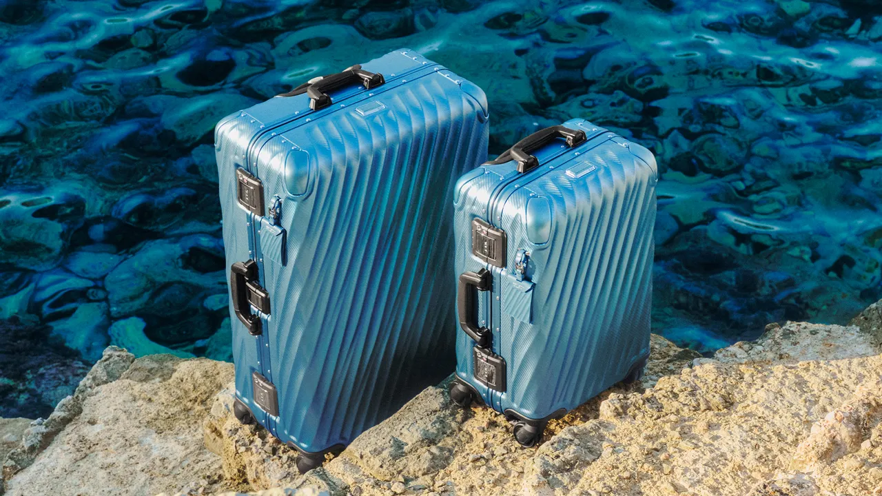 染上「光影藍」新色的19 Degree鋁合金系列，波浪紋鋁殼折射出深邃藍光。品牌提供