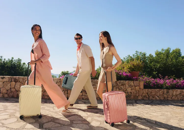 春季「邂逅地中海」系列推出蒼翠百里香綠、日光粉陶、柔霧黃色調。品牌提供