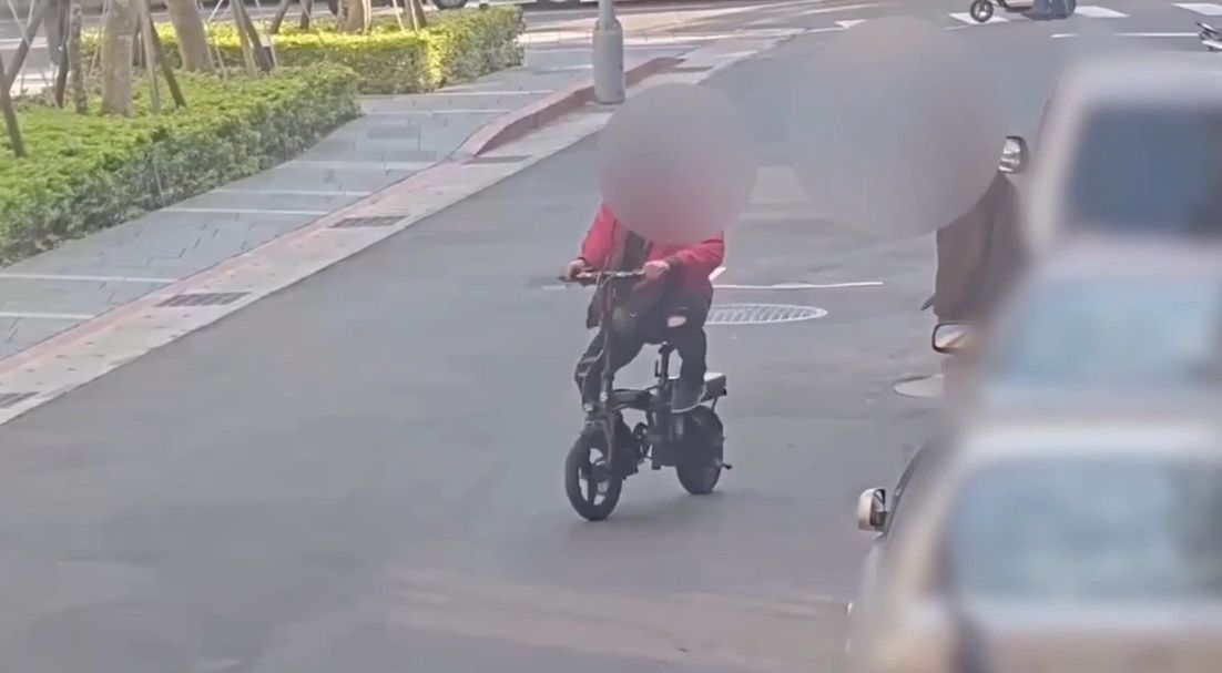 南港2賊「1人把風、1人行竊」偷走萬元電動車 警逮人他供稱「腳不便」