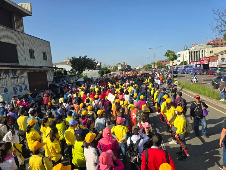 大甲媽祖上午清水朝興宮起駕，沿途信眾擠爆。民眾提供