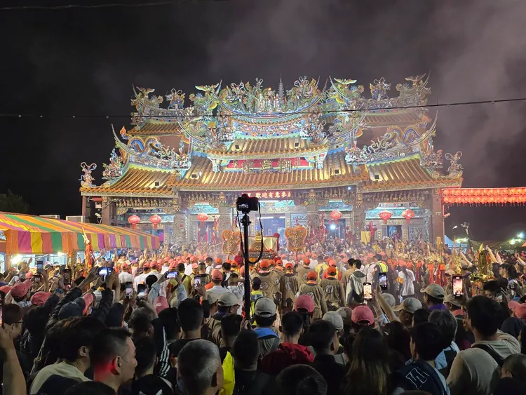 大甲媽昨晚駐駕清水朝興宮的盛況。民眾提供