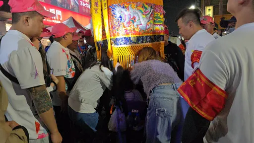 大甲媽祖回鑾人潮擠爆　娘傘為她停3分鐘賜福！晚間回宮安座