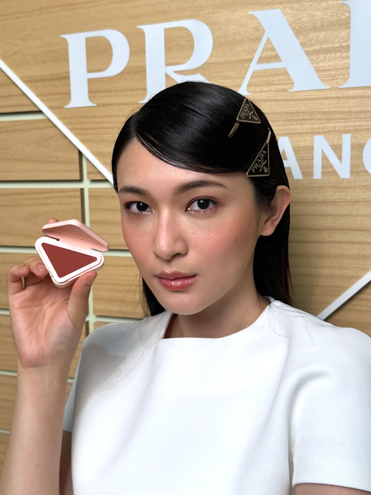 Model示範PRADA輕霧暈染腮紅。張家玲攝