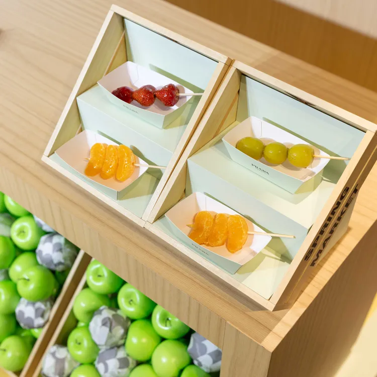 PRADA Beauty Market春市集，完整體驗PRADA訂製妝容服務，享限量糖葫蘆。品牌提供