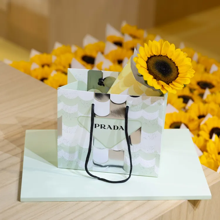 PRADA Beauty Market春市集完成香氛試香，即可獲手綁花。品牌提供