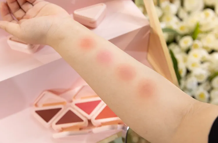 PRADA輕霧暈染腮紅手部試色圖，（上至下） #O86誘光橙、#P75冷甜粉、#P72低頻粉、#P71降噪棕。品牌提供