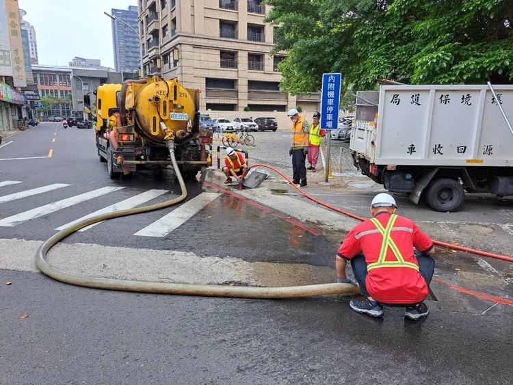 環保局進行側溝加強清淤，避免落葉雜物堵塞洩水孔。新竹市府提供