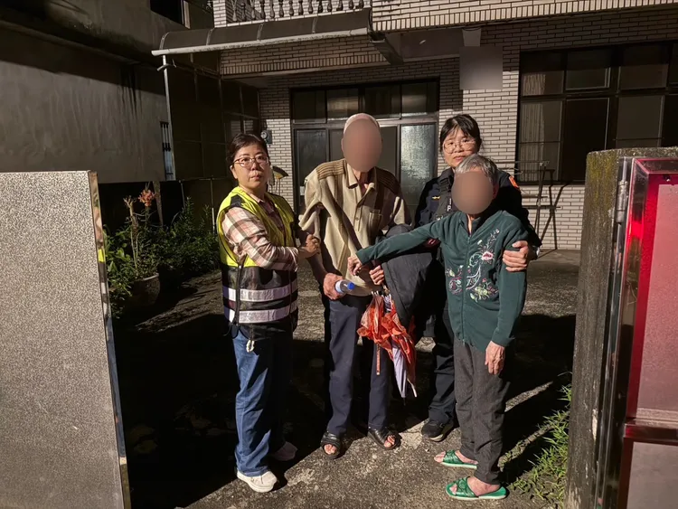 警員護送返家。大溪警分局提供