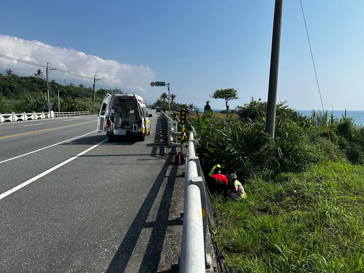 1名自行車賽事選手在玉長公路摔車。消防局提供