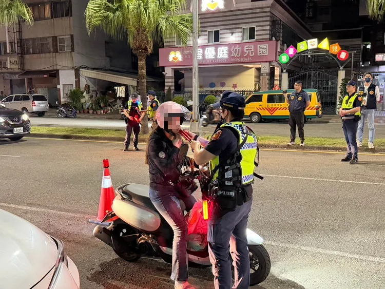 鳳山分局11日晚間執行酒（毒）駕取締專案勤務。翻攝畫面